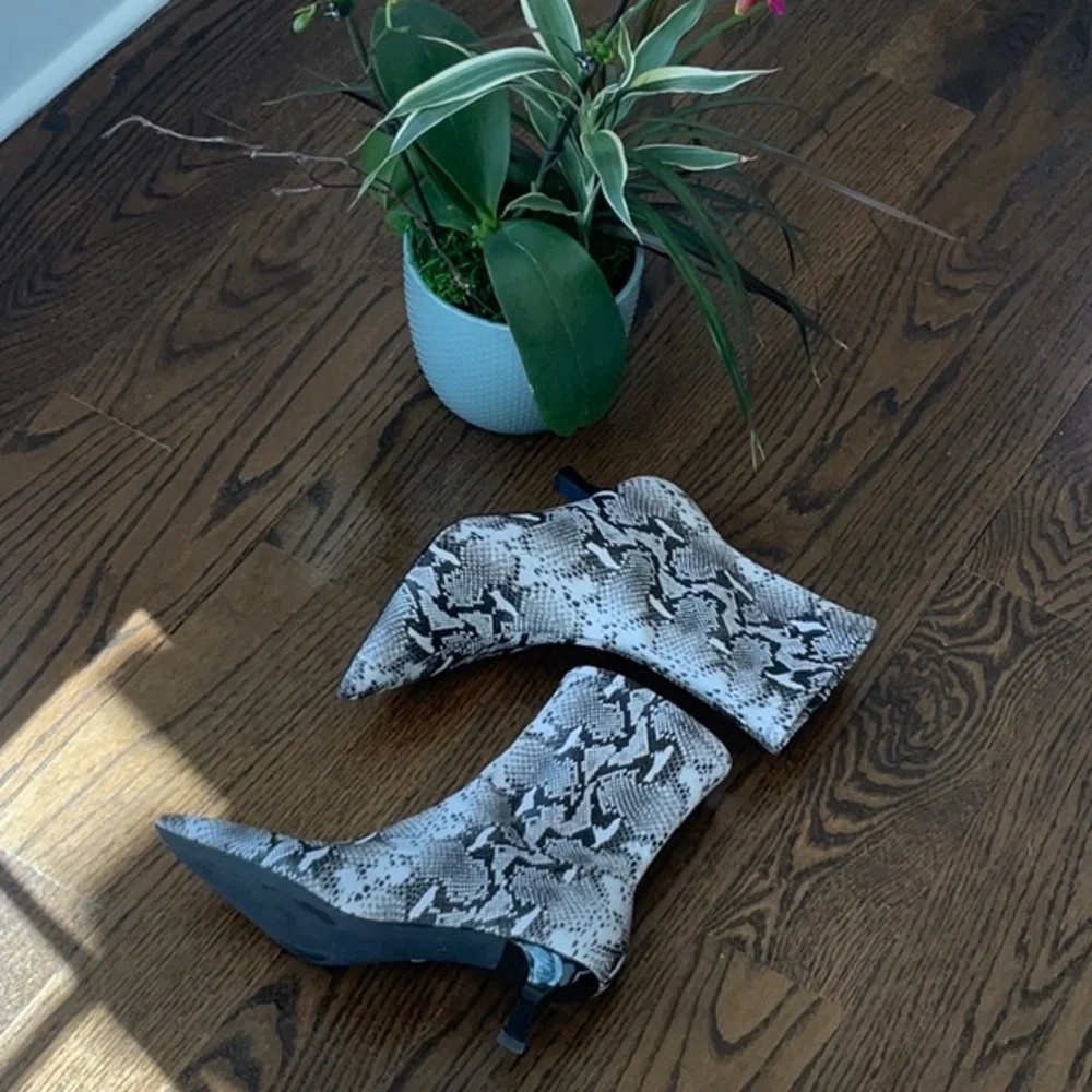 Faux Snakeskin Boots | 10M - Picture 2 of 9